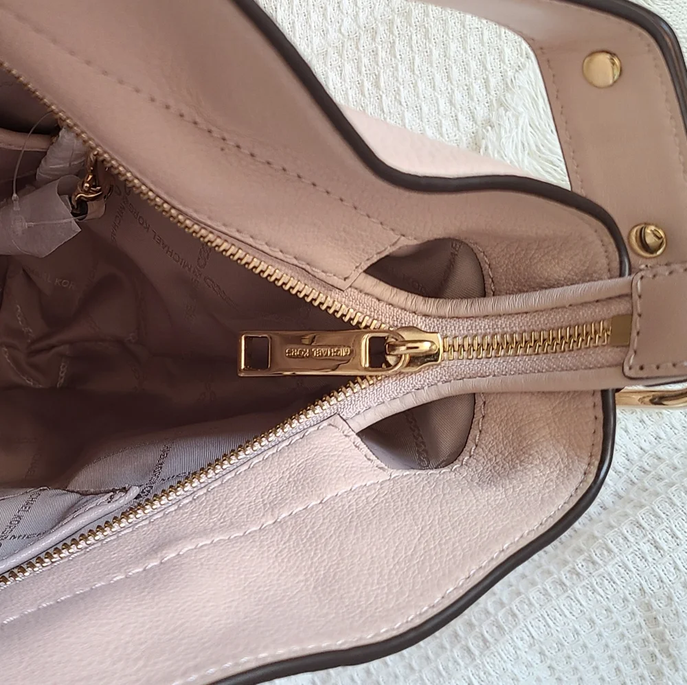 Michael Kors Evie large pebbled leather hobo shoulder bag in a soft pink - Picture 12 of 12